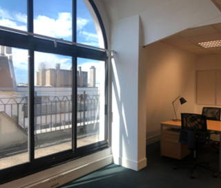 Bureau privé 23 m² 4 postes Coworking Rue des Petits Hôtels Paris 75010 - photo 2